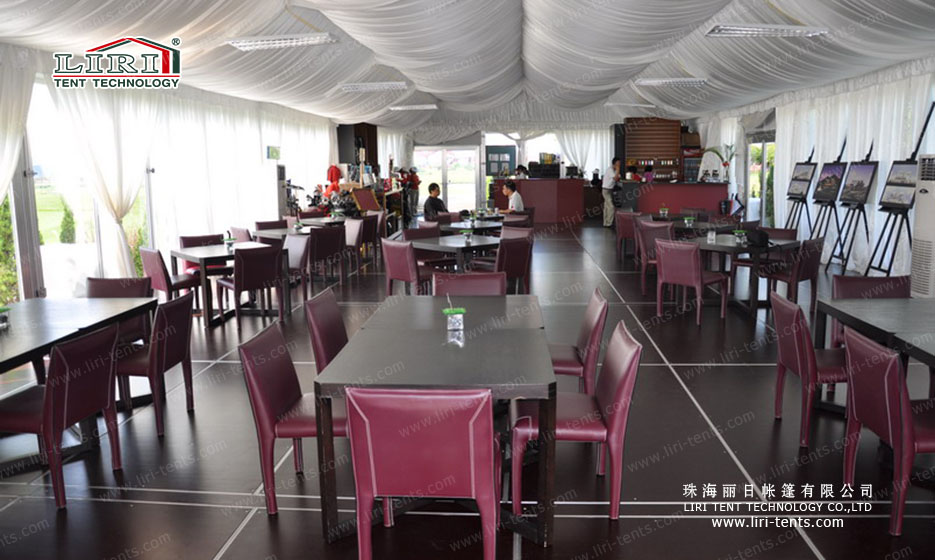 Tenda para eventos com estrutura em tecido de 10 x 30