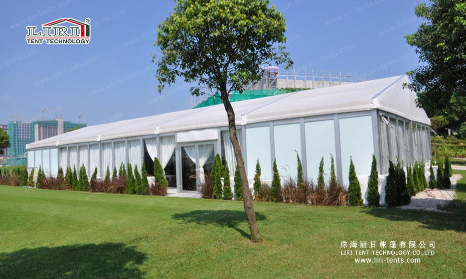 Tenda com estrutura de 10x30