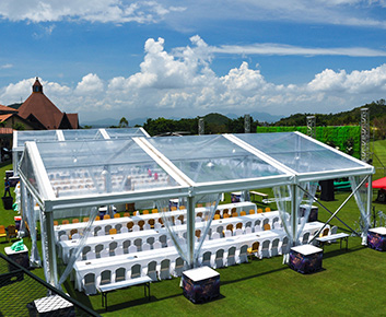 Tenda de festa com cobertura transparente e decorações de luxo​