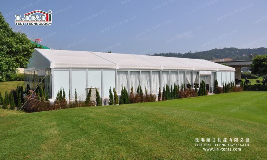 Tenda com estrutura para eventos ao ar livre