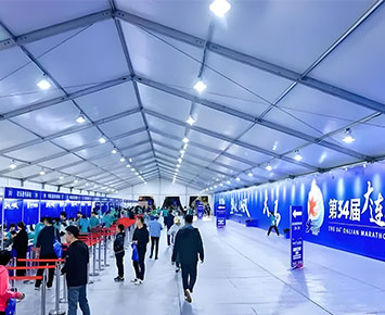 Tenda para eventos desportivos destinada a uma maratona