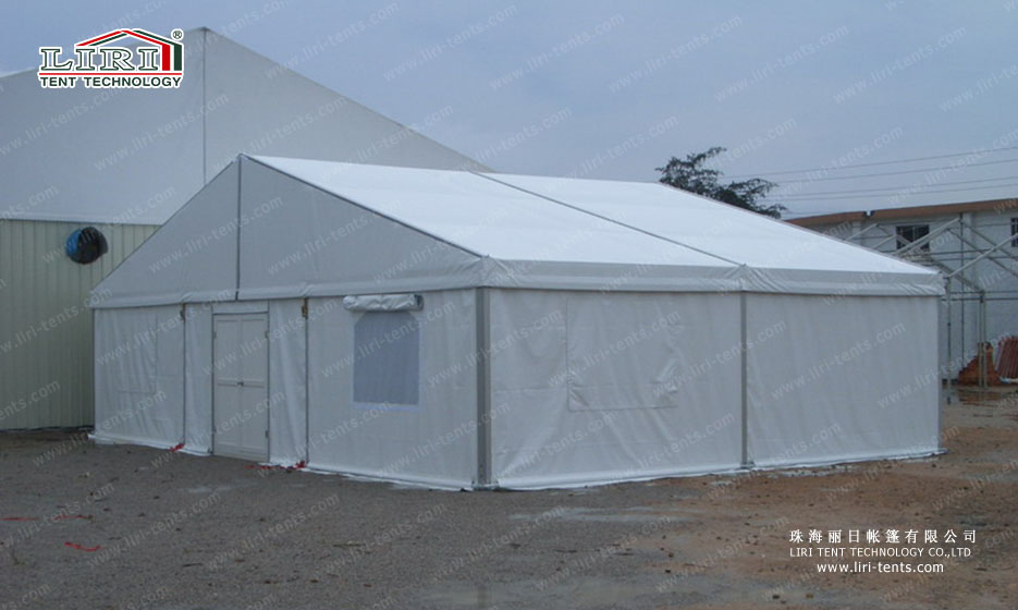 tenda branca para ajuda humanitária