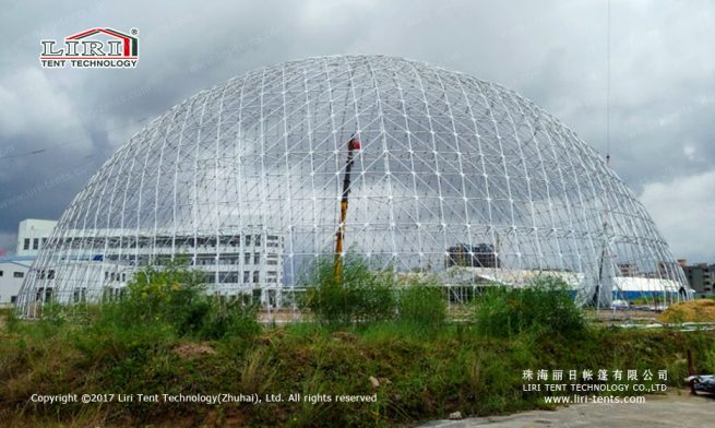 Tenda para eventos com cúpula geodésica de 55 m