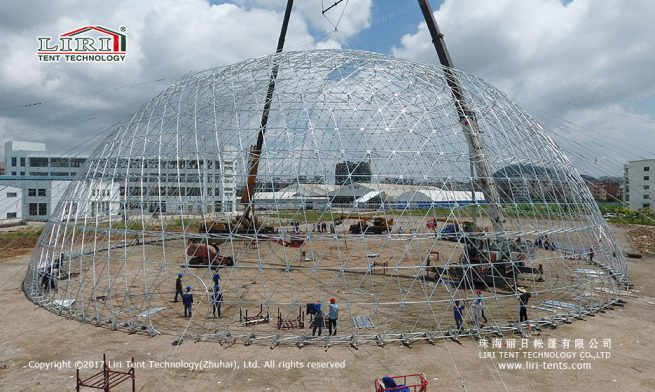 Estufa em forma de cúpula geodésica com 55 m