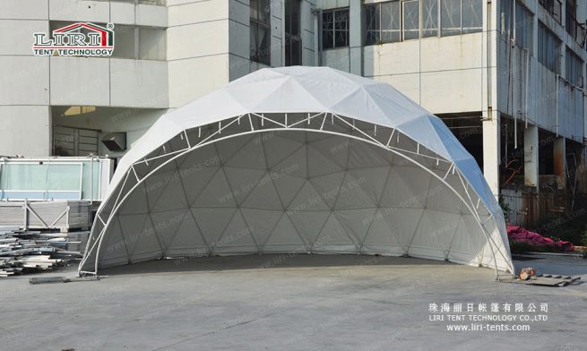 Tenda em forma de cúpula de anfiteatro