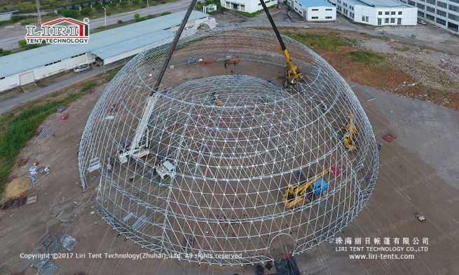 Tenda em forma de cúpula geodésica