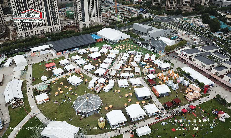 Grande tenda para um festival gastronómico ao ar livre