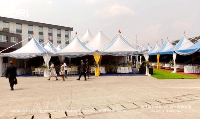 Abrigo exterior com toldo