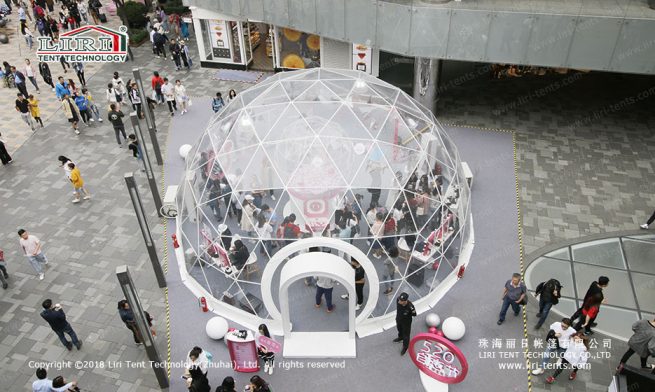 Tenda colorida em forma de cúpula geodésica 1