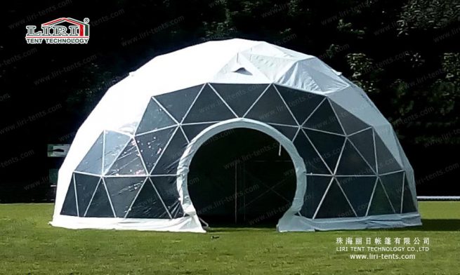 tenda em forma de cúpula geodésica