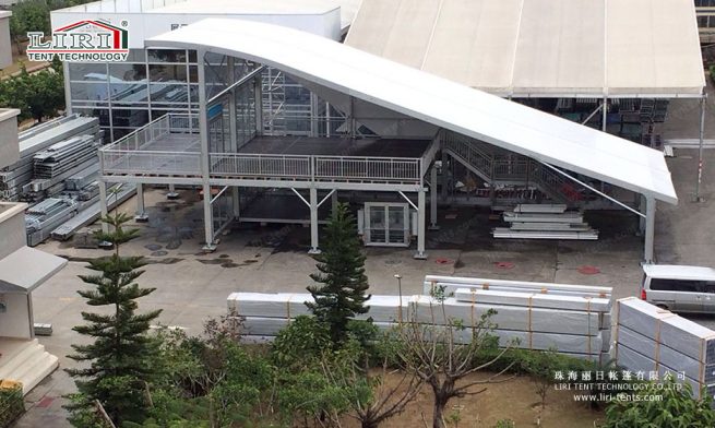 tenda em forma de meia-cúpula com dois andares