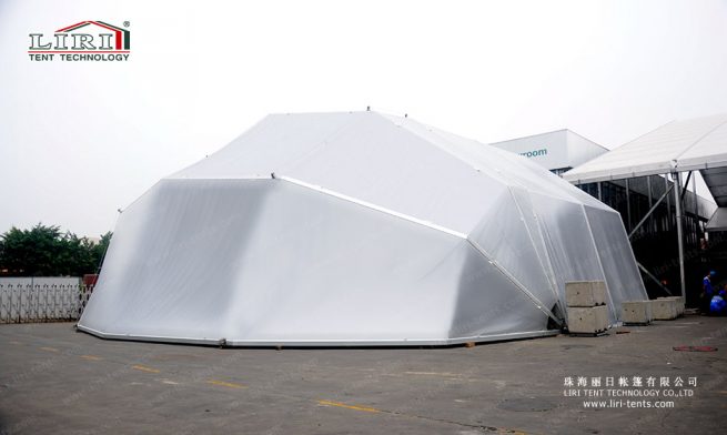 tenda tipo hangar com estilo «pálpebra»
