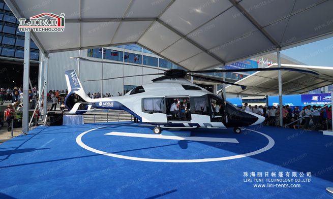tenda-hangar para helicópteros destinada a um espetáculo aéreo