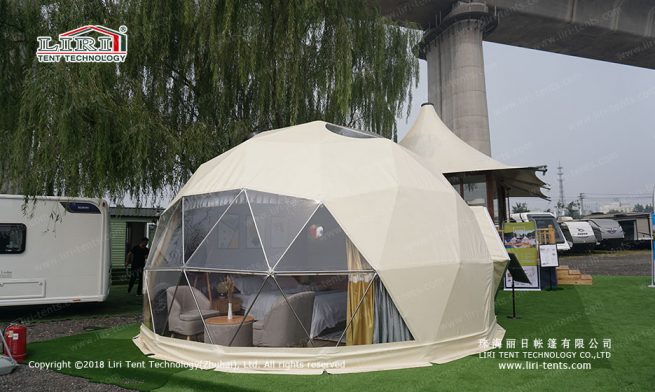 Hotel com cúpula geodésica pop-up ao ar livre