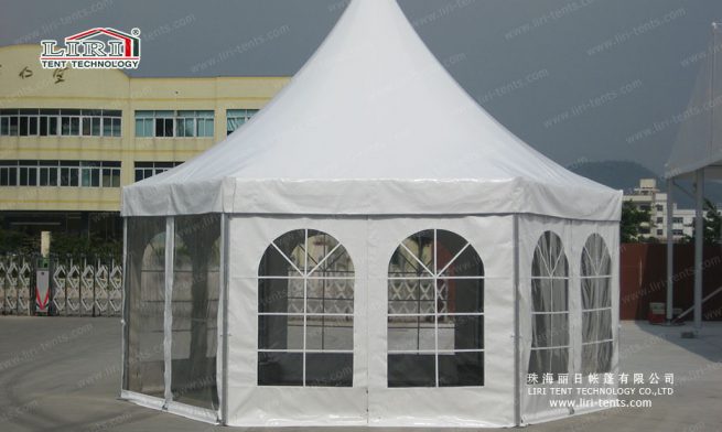 tenda poligonal com janelas transparentes