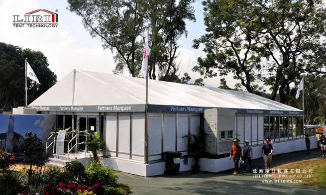 pequena tenda para um casamento ao ar livre