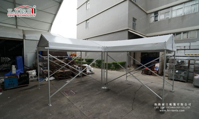 pequena tenda no canto da passagem
