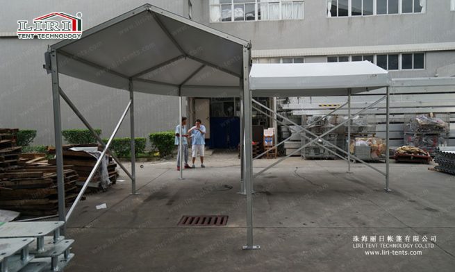 pequena tenda de canto para passadiço