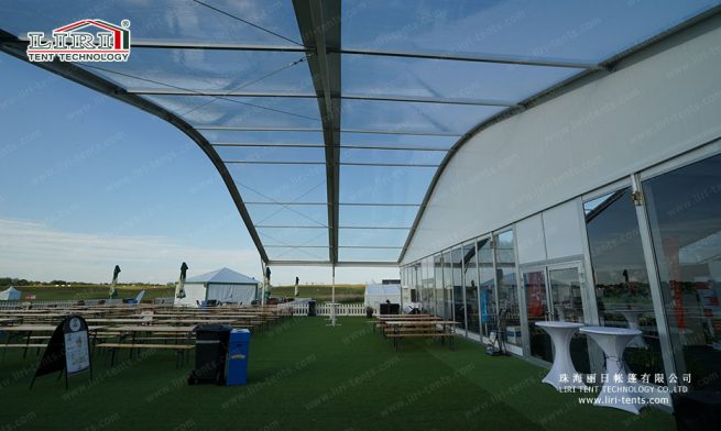 tenda com tecido transparente