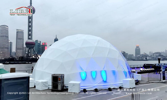 tenda em forma de cúpula geodésica translúcida 3