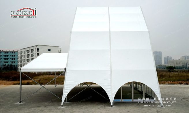 Tenda branca da Igreja