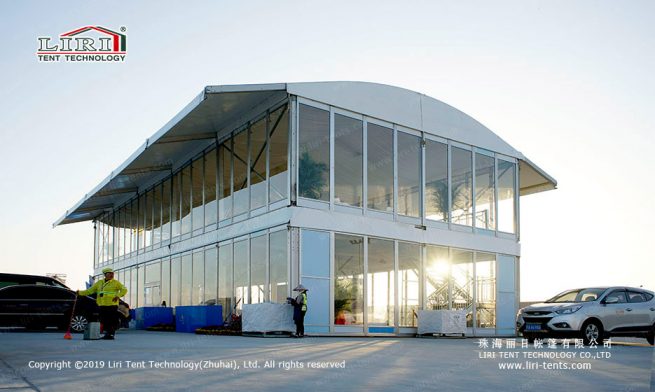 tenda de dois andares com telhado em arco