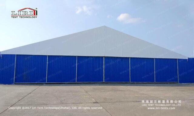 Instalação manual de uma porta de correr de hangar