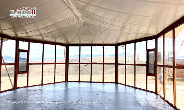 Acabamento da tenda do Double Peak Hotel