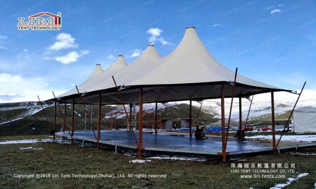 Tenda grande de hotel com dois picos