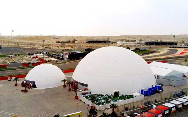 Grandes tendas em forma de cúpula geodésica de 60 m por 30 m