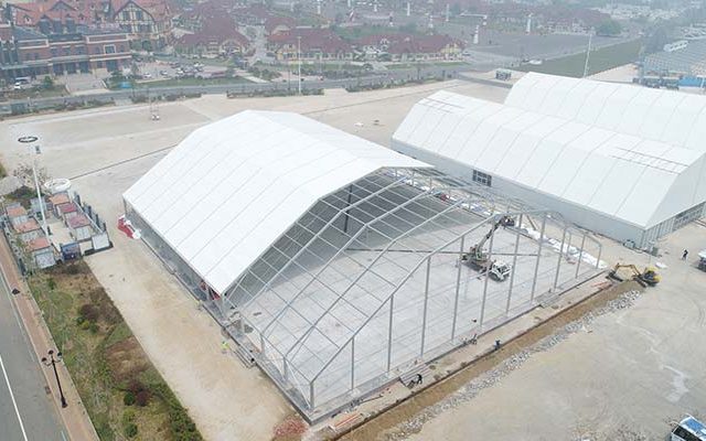 Vídeo da montagem da tenda para eventos ao ar livre «Polygon Top» de 50 m