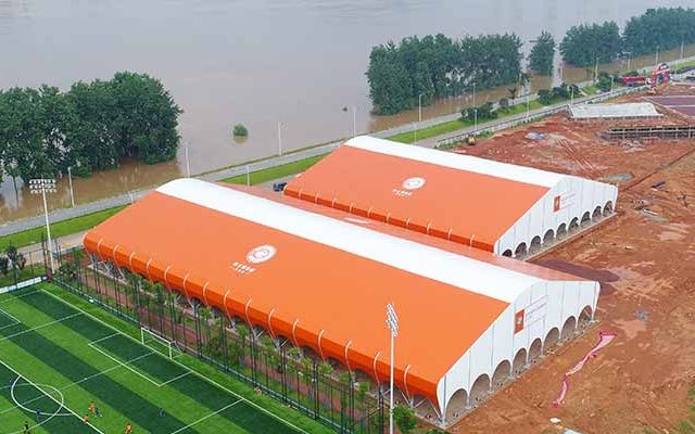 Tenda com vão livre de 45 m