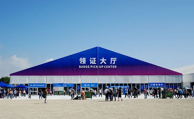 Tendas de exposição com 80 000 m² para um espetáculo aéreo