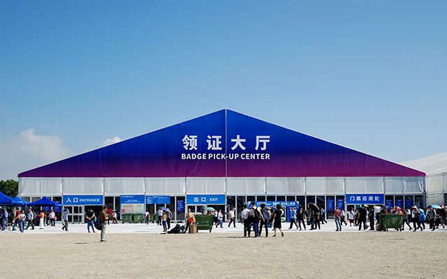 Tendas de exposição com 80 000 m² para um espetáculo aéreo