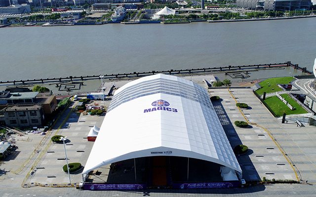 Vídeo da instalação de uma tenda com vão livre de 60 m para um evento desportivo
