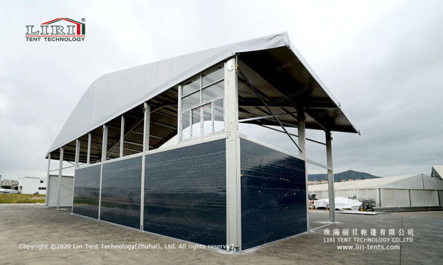Tenda personalizada com varanda de dois andares