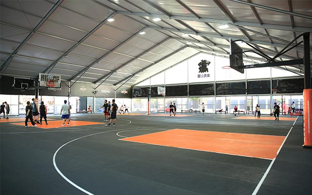 Vídeo sobre um recinto desportivo modular