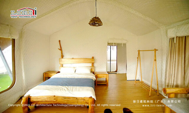 Interior da tenda de glamping no Havai