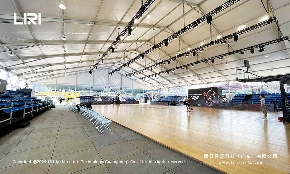 Tenda de vão livre para cobertura de um campo de basquetebol coberto