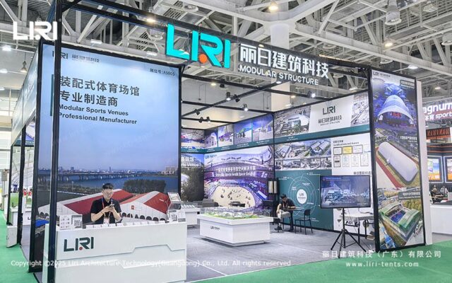 Visão geral do stand da Liri Tent na China Sport Show 2026, com exposições de instalações desportivas modulares