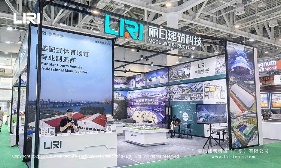 Visão geral do stand da Liri Tent na China Sport Show 2026, com exposições de instalações desportivas modulares