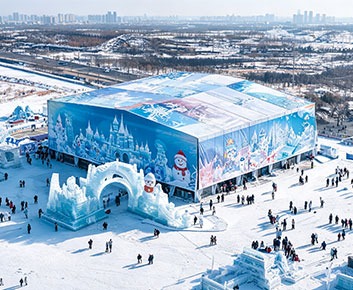 Vista aérea de uma tenda onde se realiza uma exposição de esculturas de gelo num recinto de inverno