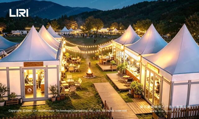 Tendas modulares em forma de pagode iluminadas, com refeições ao ar livre à noite