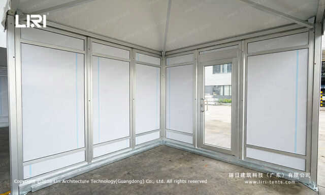 Canto de tenda tipo pagode modular com estruturas de parede em alumínio e porta de vidro
