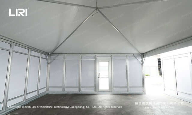 Interior de uma tenda tipo pagode modular, mostrando as vigas de reforço do telhado e os painéis das paredes