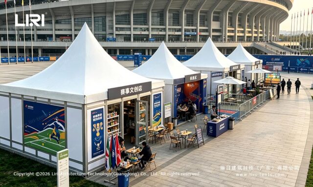 Fila de tendas modulares em forma de pagode ao serviço dos visitantes do estádio