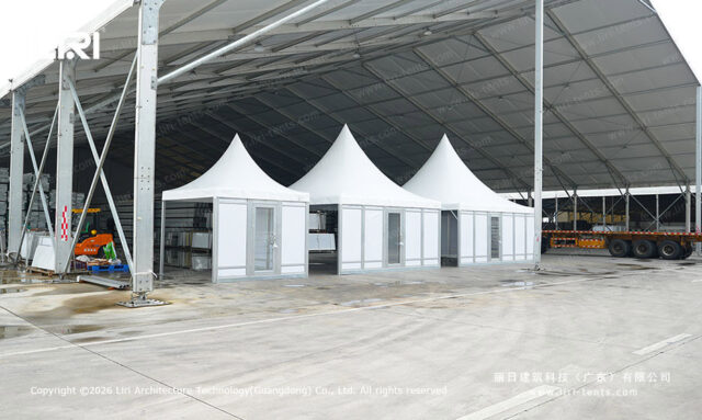 Três tendas modulares tipo pagode com paredes de painéis e portas de vidro