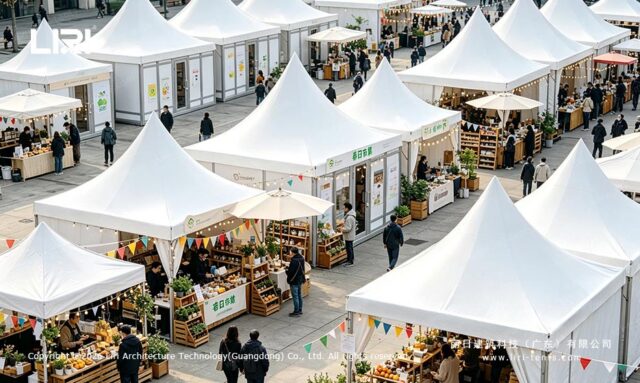 Tendas modulares brancas em forma de pagode, dispostas como bancas de um mercado ao ar livre